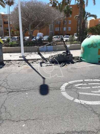 Estado en que quedó el contenedor de basura que ardió en las últimas horas en Las Remudas